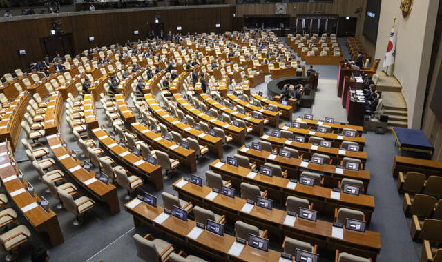 우원식 국회의장이 7일 국회에서 열린 제435회 국회(임시회) 1차 본회의에서 대한민국 헌법 개정안에 대한 국민의힘 참여를 호소한 뒤 기다리고 있다.국민의힘은 헌법개정안 반대를 당론으로 결정해 이날 본회의에 입장하지 않고 있다. 연합뉴스