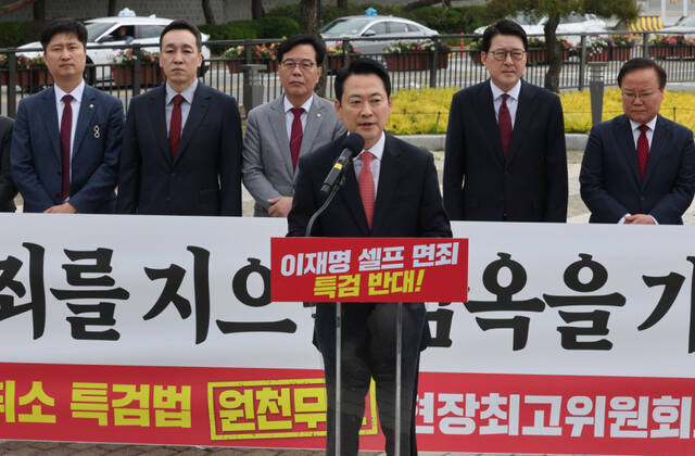 국민의힘 장동혁 대표가 7일 서울 청와대 사랑채 분수대 앞에서 열린 현장 최고위원회에서 발언하고 있다. 이들은 더불어민주당이 추진하는 '윤석열 정부 조작 수사·기소 의혹 특검법안'의 문제점을 지적하면서 정부·여당에 대한 비판을 이어갔다. 연합뉴스
