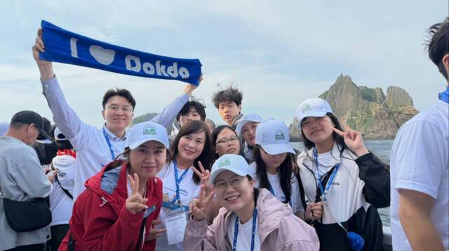 소성숙 포천교육지원청 교육장(가운데)이 울릉도·독도 탐방에 참여한 포천지역 학생·교사들과 독도를 배경으로 기념촬영을 하고 있다. 포천교육지원청 제공