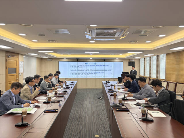 경기도와 한전 경인건설본부가 7일 도로-전력망 공동건설 실무협의체 회의를 하고 있다. 경기도 제공.