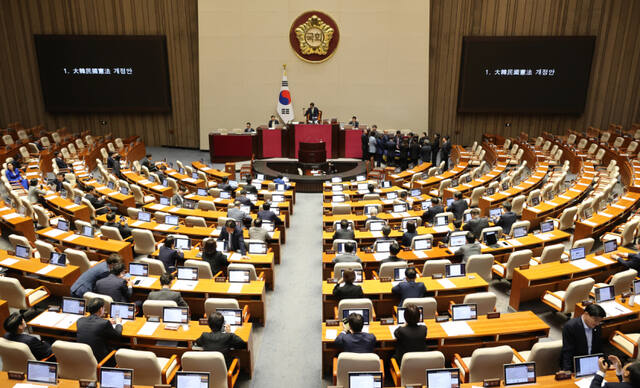 우원식 국회의장이 7일 국회에서 열린 5월 임시국회 제1차 본회의에서 대한민국헌법 개정안이 국민의힘 의원들의 표결 불참으로 의결정족수에 미달해 투표 불성립을 선언하고 있다. 연합뉴스
