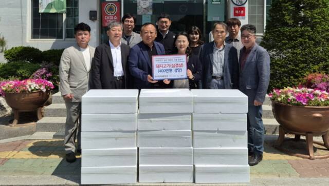 포천시 창수면 행정복지센터에서 지역 축산농가 관계자들이 어버이날을 앞두고 경로당 어르신들을 위한 400만원 상당의 삼겹살을 기탁한 뒤 기념촬영을 하고 있다. 포천시 제공
