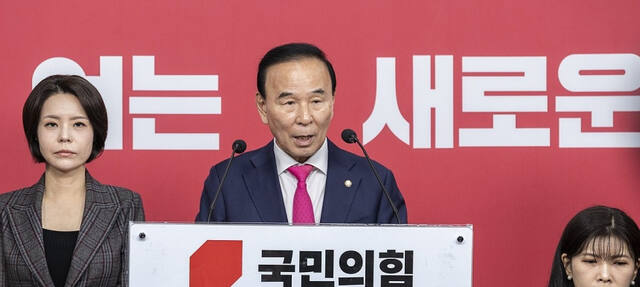 민의힘 박덕흠 중앙당 공천관리위원장이 5일 서울 여의도 국민의힘 중앙당사에서 6·3 재보선 부산 북구 갑 공천 결과를 발표하고 있다. 연합뉴스