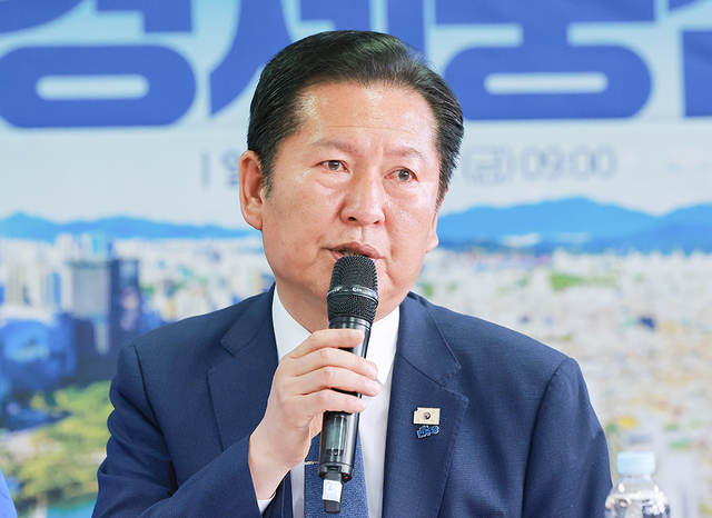 정청래, 어버이날 우유배달 봉사&hellip;"외로운 어르신들