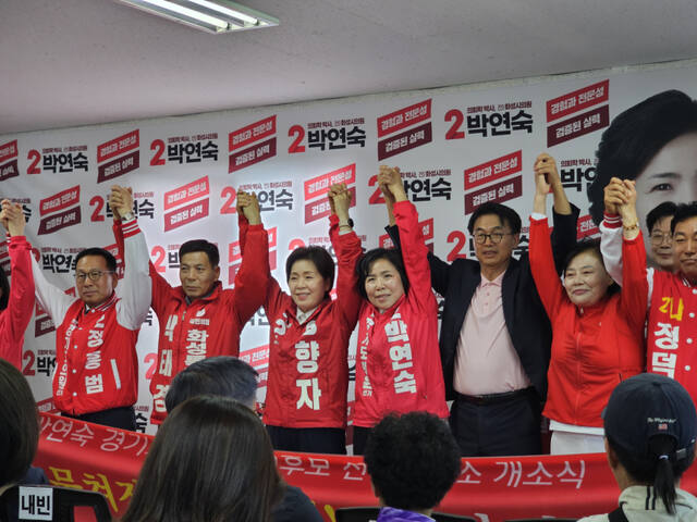 이홍근(민주)·박연숙(국힘) 경기도의원 예비후보와 김정주(국힘) 화성특례시의원 예비후보가 개소식을 열고 기념촬영을 하고 있다. 각 후보 선거사무소 제공