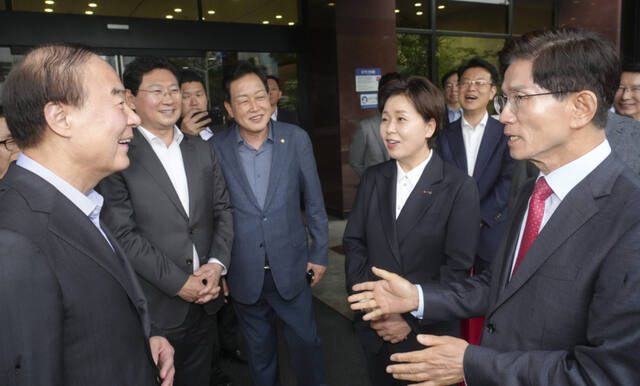 본격적인 공약 발표하는 양당 경기도지사 후보 [포토뉴스]