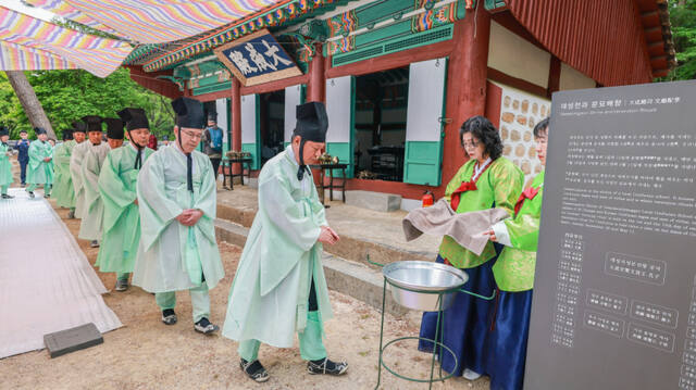 과천향교 대성전 가득 채운 유교 정신...공자 학덕 기리는 춘기 석전대제 봉행