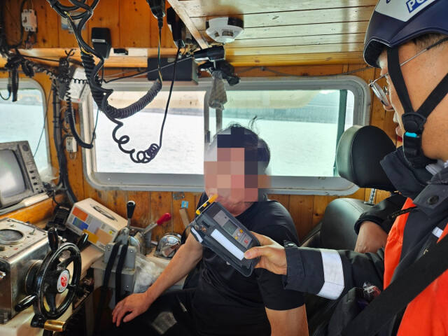 해양경찰관이 음주운항을 단속하고 있다. 해양경찰청 제공