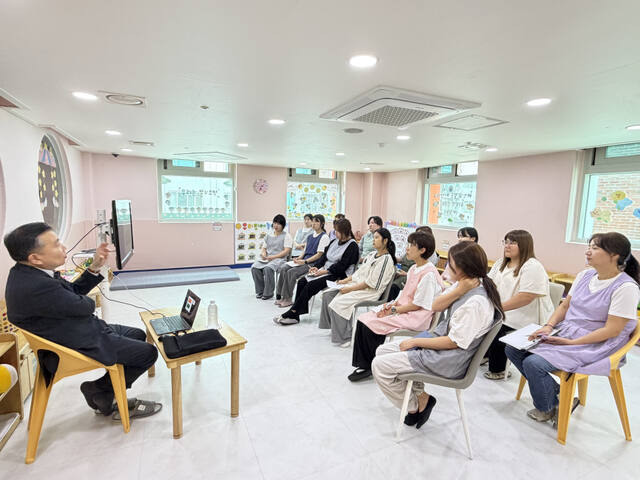 인천의료원 소아청소년과 전문의 차한 과장이 지난 12일 금창어린이집을 방문해 보육교사들을 대상으로 맞춤형 건강 강좌를 하고 있다. 인천의료원 제공