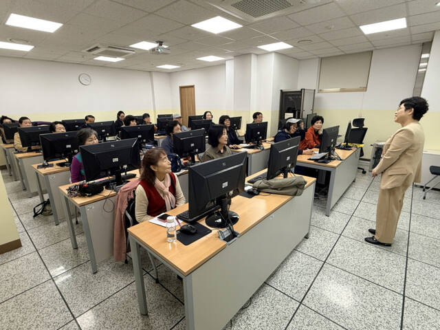 “스마트폰이 즐거워요”…시흥시 어르신들, AI 기술 배우며 디지털 자신감 ‘쑥’