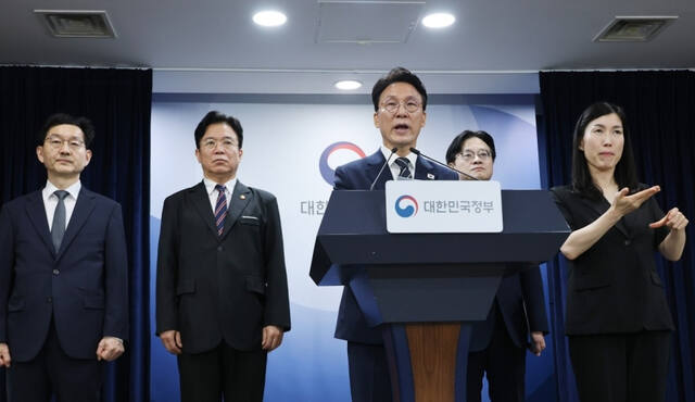 김민석 국무총리가 17일 서울 종로구 정부서울청사에서 삼성전자 파업 관련 대국민 담화를 하고 있다. 연합뉴스