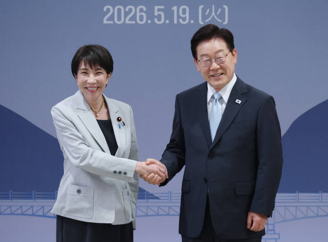 이재명 대통령과 다카이치 사나에 일본 총리가 19일 경북 안동 한 호텔에서 확대 정상회담에 앞서 악수하고 있다. 연합뉴스
