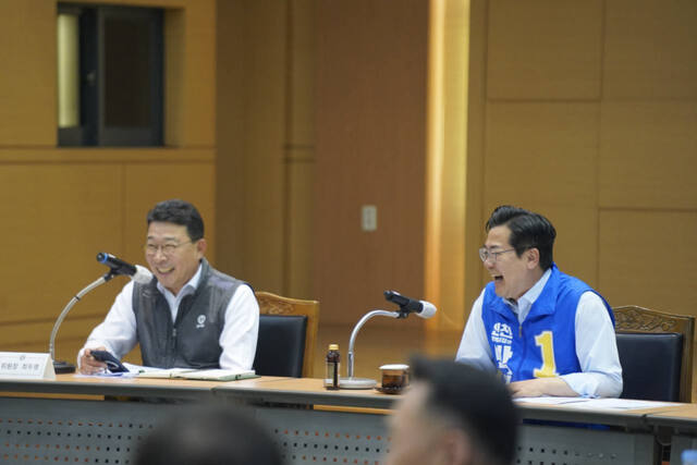 더불어민주당 박찬대 인천시장 후보가 20일 오전 인천항운노동조합 사무실을 방문해 관계자들과 간담회를 하고 있다. 당찬캠프 제공