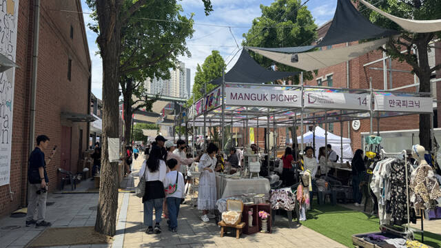 23일 인천 중구 아트플랫폼 중앙 광장에서 열린 '제14회 디아스포라 영화제' 부대행사에 관람객들의 발길이 끊이지 않고 있다. 함현철기자