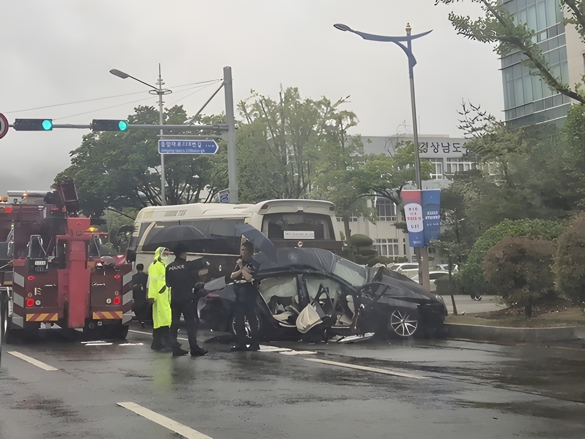 창원 새벽 빗길 참변, 주차 버스 들이받아 대학생 3명 사망