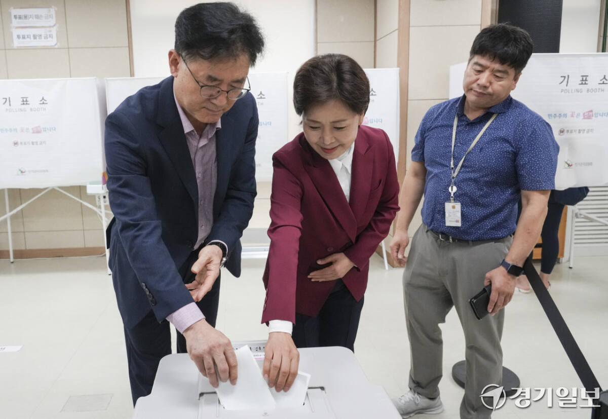 제9회 전국동시지방선거 사전투표 첫 날인 29일 오전 화성특례시 동탄구 동탄4동행정복지센터에 마련된 사전투표소에서 국민의힘 양향자 경기도지사 후보가 투표를 하고 있다. 2026.5.29