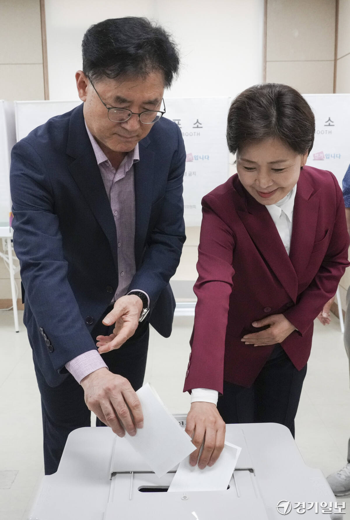 제9회 전국동시지방선거 사전투표 첫 날인 29일 오전 화성특례시 동탄구 동탄4동행정복지센터에 마련된 사전투표소에서 국민의힘 양향자 경기도지사 후보가 투표를 하고 있다. 홍기웅기자