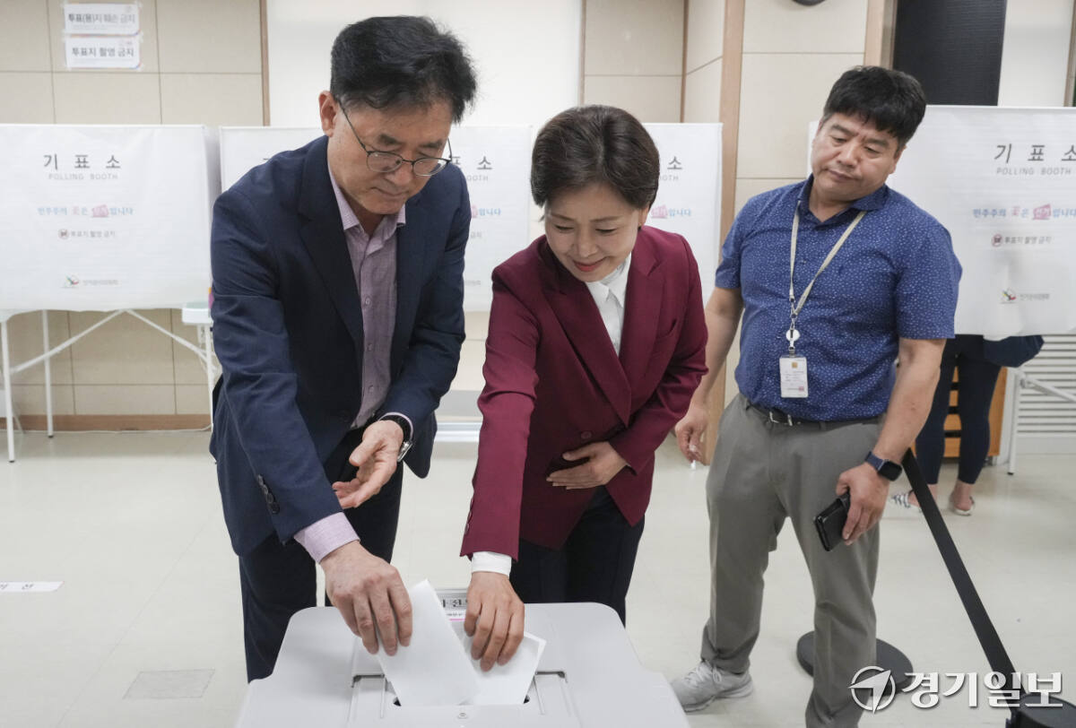 제9회 전국동시지방선거 사전투표 첫 날인 29일 오전 화성특례시 동탄구 동탄4동행정복지센터에 마련된 사전투표소에서 국민의힘 양향자 경기도지사 후보가 투표를 하고 있다. 홍기웅기자