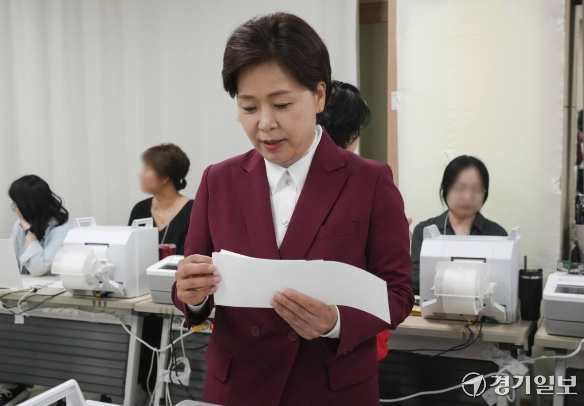 제9회 전국동시지방선거 사전투표 첫 날인 29일 오전 화성특례시 동탄구 동탄4동행정복지센터에 마련된 사전투표소에서 국민의힘 양향자 경기도지사 후보가 투표지를 확인하고 있다. 홍기웅기자