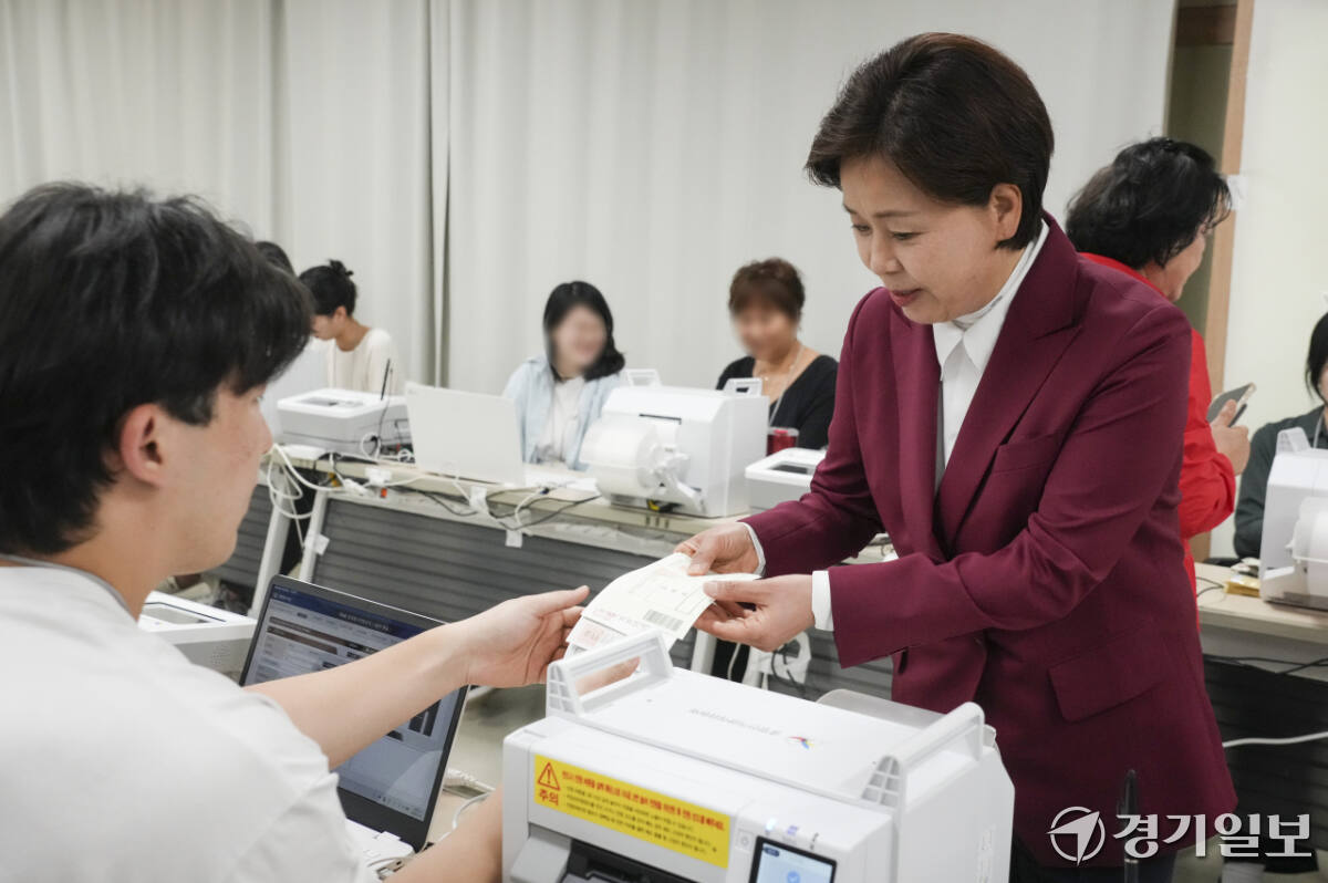제9회 전국동시지방선거 사전투표 첫 날인 29일 오전 화성특례시 동탄구 동탄4동행정복지센터에 마련된 사전투표소에서 국민의힘 양향자 경기도지사 후보가 투표지를 받고 있다. 홍기웅기자