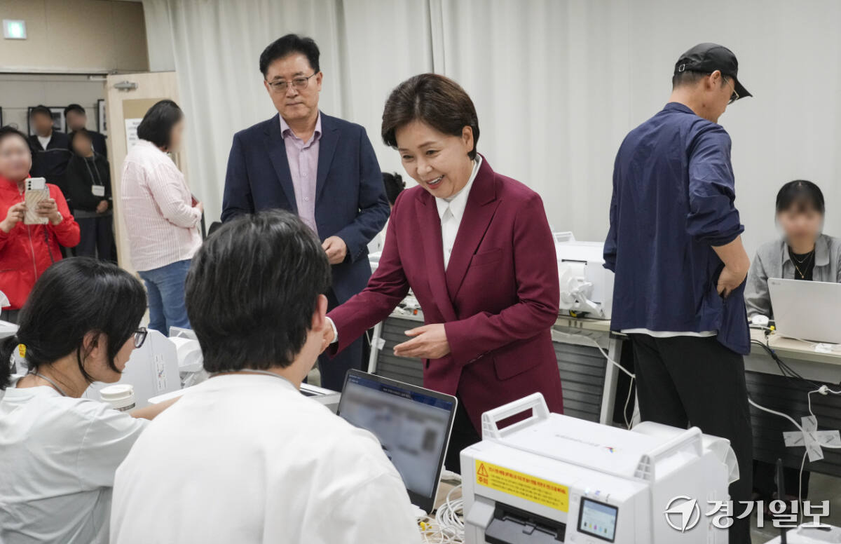 제9회 전국동시지방선거 사전투표 첫 날인 29일 오전 화성특례시 동탄구 동탄4동행정복지센터에 마련된 사전투표소에서 국민의힘 양향자 경기도지사 후보가 투표지를 받기 위해 신분 확인절차를 하고 있다. 홍기웅기자
