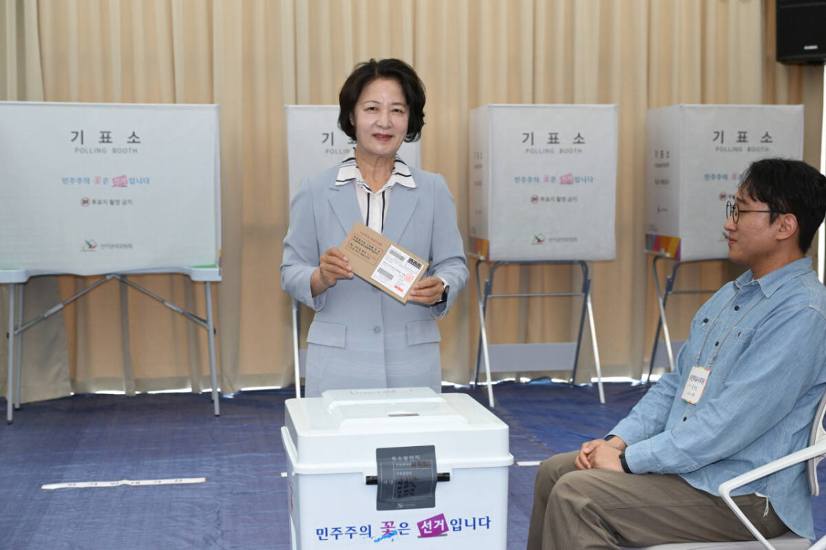 6.3 전국동시지방선거 사전 투표 첫날인 29일 오전 추미애 경기도지사 후보가 수원특례시 인계동행정복지센터에 마련된 사전투표소를 찾아 투표를 하고 있다.조주현기자