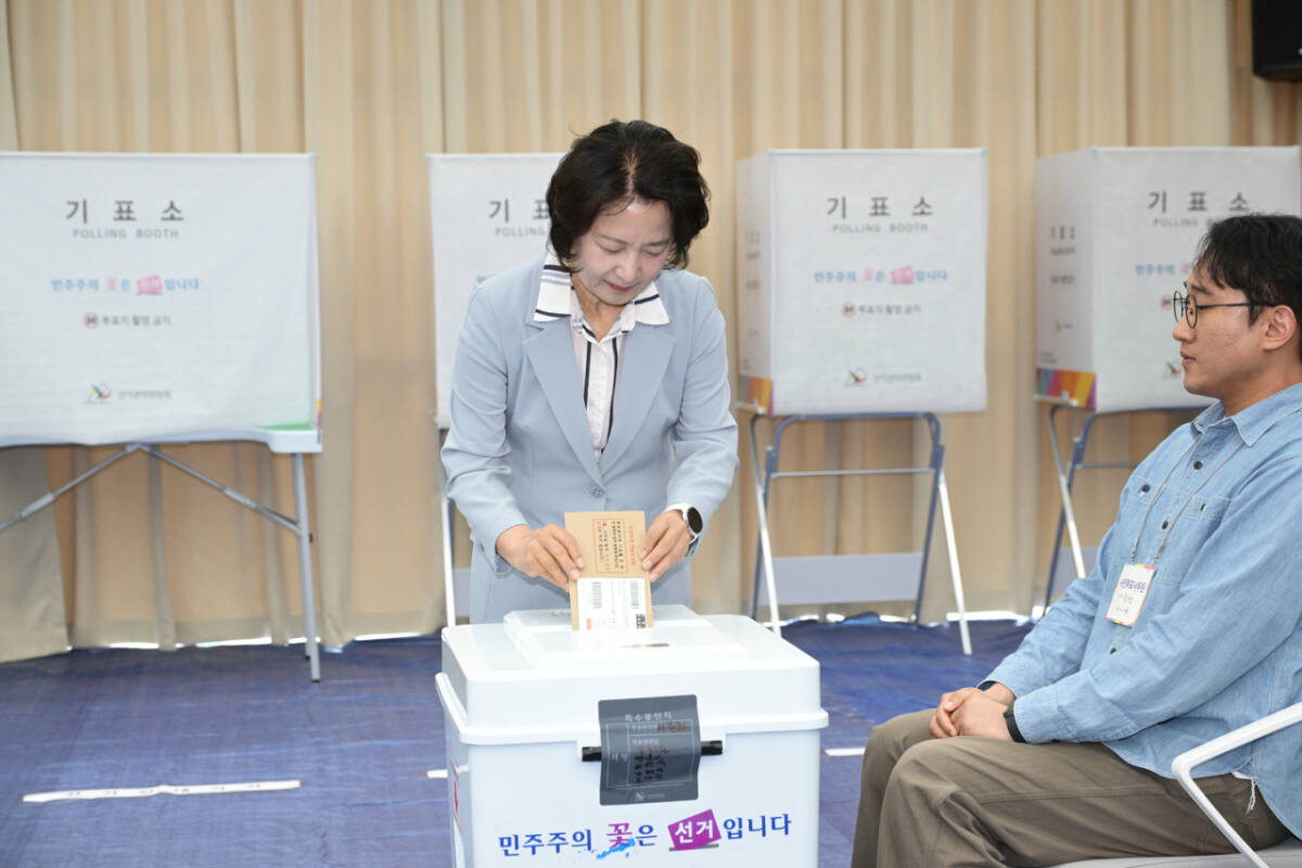 6.3 전국동시지방선거 사전 투표 첫날인 29일 오전 추미애 경기도지사 후보가 수원특례시 인계동행정복지센터에 마련된 사전투표소를 찾아 투표를 하고 있다.조주현기자