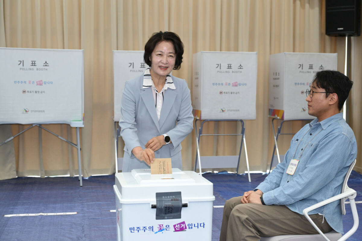 6.3 전국동시지방선거 사전 투표 첫날인 29일 오전 추미애 경기도지사 후보가 수원특례시 인계동행정복지센터에 마련된 사전투표소를 찾아 투표를 하고 있다.조주현기자