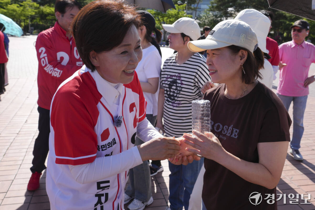 국민의힘 양향자 경기도지사 후보가 31일 오후 고양특례시 일산호수공원 노래하는분수광장에서 김문수 전 노동부장관, 이동환 고양특례시장 후보와 함께 시민들에게 지지를 호소하고 있다. 양 후보는 일산호수공원을 시작으로 남은 기간동안 31개 시·군을 돌아다니며 유세 운동을 진행할 예정이다. 홍기웅기자