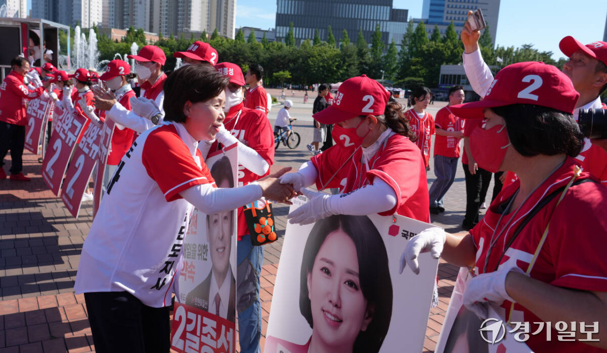국민의힘 양향자 경기도지사 후보가 31일 오후 고양특례시 일산호수공원 노래하는분수광장에서 김문수 전 노동부장관, 이동환 고양특례시장 후보와 함께 시민들에게 지지를 호소하고 있다. 양 후보는 일산호수공원을 시작으로 남은 기간동안 31개 시·군을 돌아다니며 유세 운동을 진행할 예정이다. 홍기웅기자