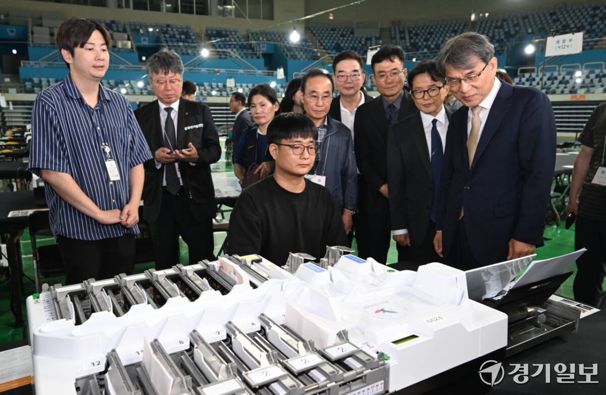 제9회 전국동시지방선거를 하루 앞둔 2일 인천 남동구 남동체육관에 마련된 개표소를 찾은 노태악 중앙선거관리위원장이 투표지분류기 모의시험 등 개표준비 상황을 점검하고 있다.조병석 기자