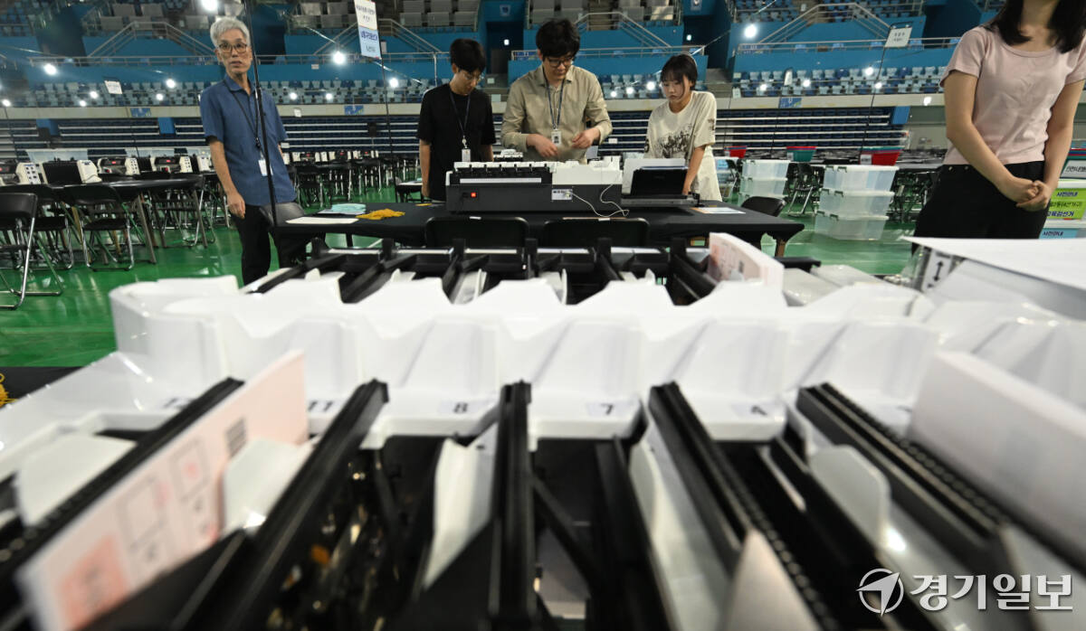 제9회 전국동시지방선거를 하루 앞둔 2일 인천 남동구 남동체육관에 마련된 개표소에서 선관위 관계자들이 투표지 분류기를 점검하고 있다.조병석 기자