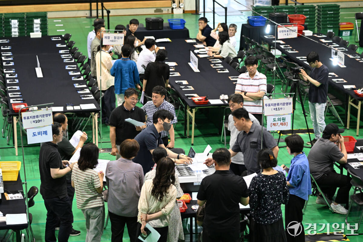 제9회 전국동시지방선거를 하루 앞둔 2일 오후 수원특례시 아주대 실내체육관에 설치한 영통구 개표소에서 수원시영통구선거관리위원회 관계자들이 선거 당일 활동할 개표요원을 교육하고 있다. 이날 개표요원들은 개표기 작동법, 투표지 분류 방법 등을 교육 받았다. 김시범기자