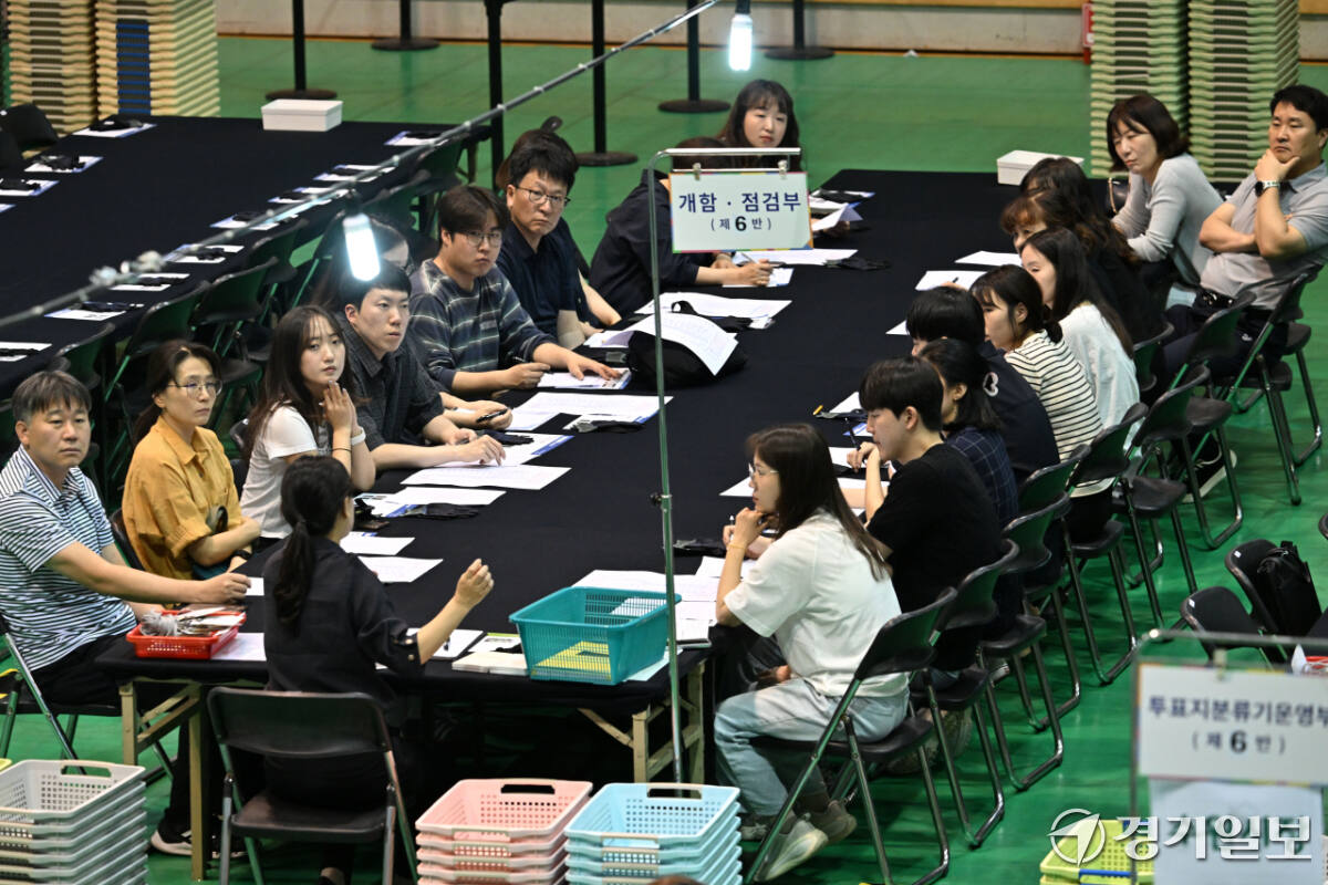 제9회 전국동시지방선거를 하루 앞둔 2일 오후 수원특례시 아주대 실내체육관에 설치한 영통구 개표소에서 수원시영통구선거관리위원회 관계자들이 선거 당일 활동할 개표요원을 교육하고 있다. 이날 개표요원들은 개표기 작동법, 투표지 분류 방법 등을 교육 받았다. 김시범기자