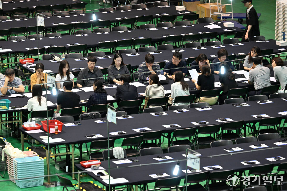 제9회 전국동시지방선거를 하루 앞둔 2일 오후 수원특례시 아주대 실내체육관에 설치한 영통구 개표소에서 수원시영통구선거관리위원회 관계자들이 선거 당일 활동할 개표요원을 교육하고 있다. 이날 개표요원들은 개표기 작동법, 투표지 분류 방법 등을 교육 받았다. 김시범기자