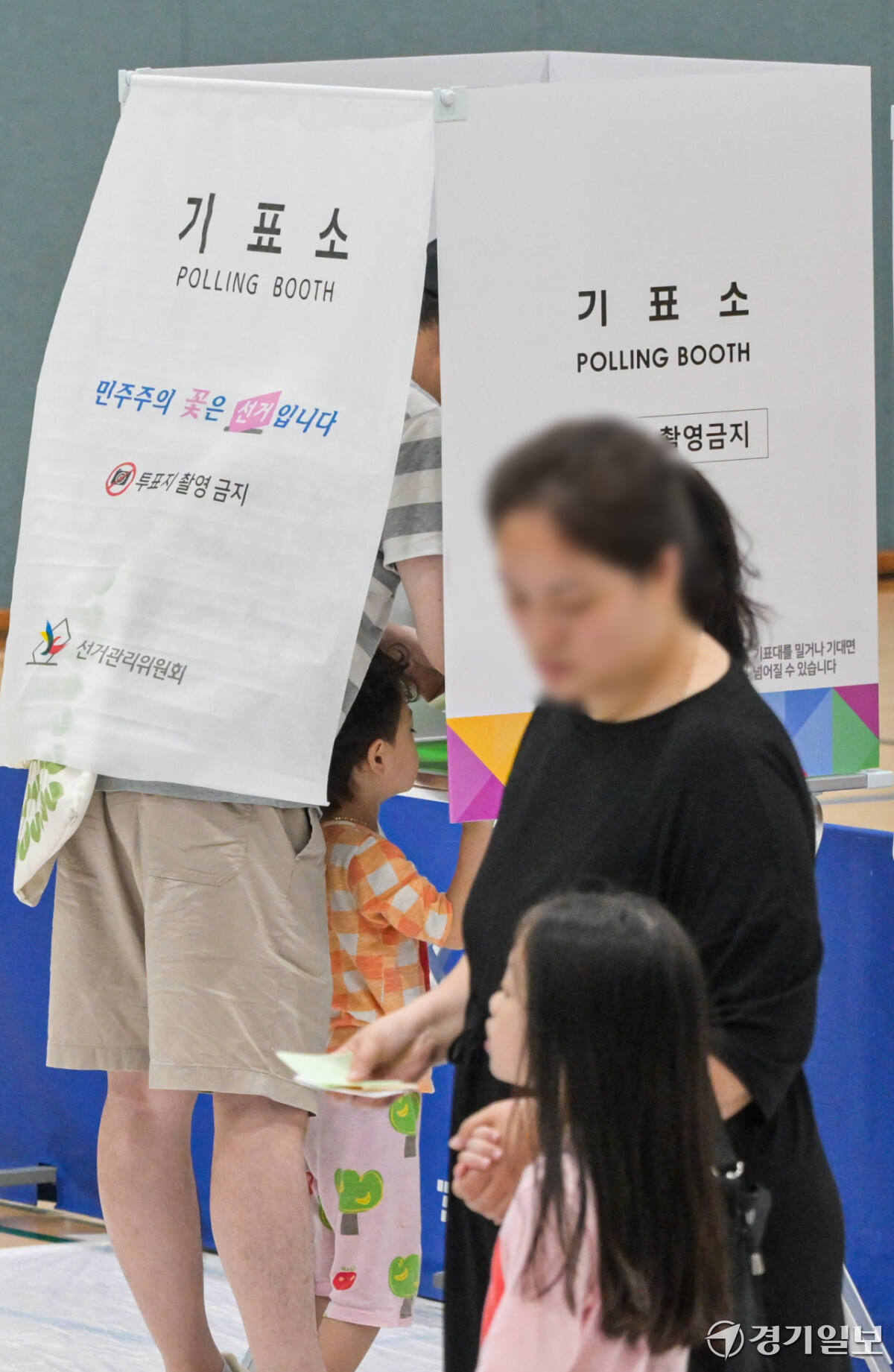 제9회 전국동시지방선거일인 3일 군포시 송죽다목적체육관에 마련된 투표소에서 시민들이 투표하고 있다. 윤원규기자