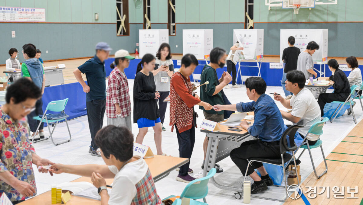 제9회 전국동시지방선거일인 3일 군포시 송죽다목적체육관에 마련된 투표소에서 시민들이 투표하고 있다. 윤원규기자