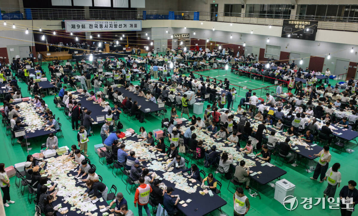 제9회 전국동시지방선거일인 3일 수원특례시 장안구 보훈재활체육센타 체육관에서 개표사무원들이 개표작업을 하고 있다. 윤원규기자