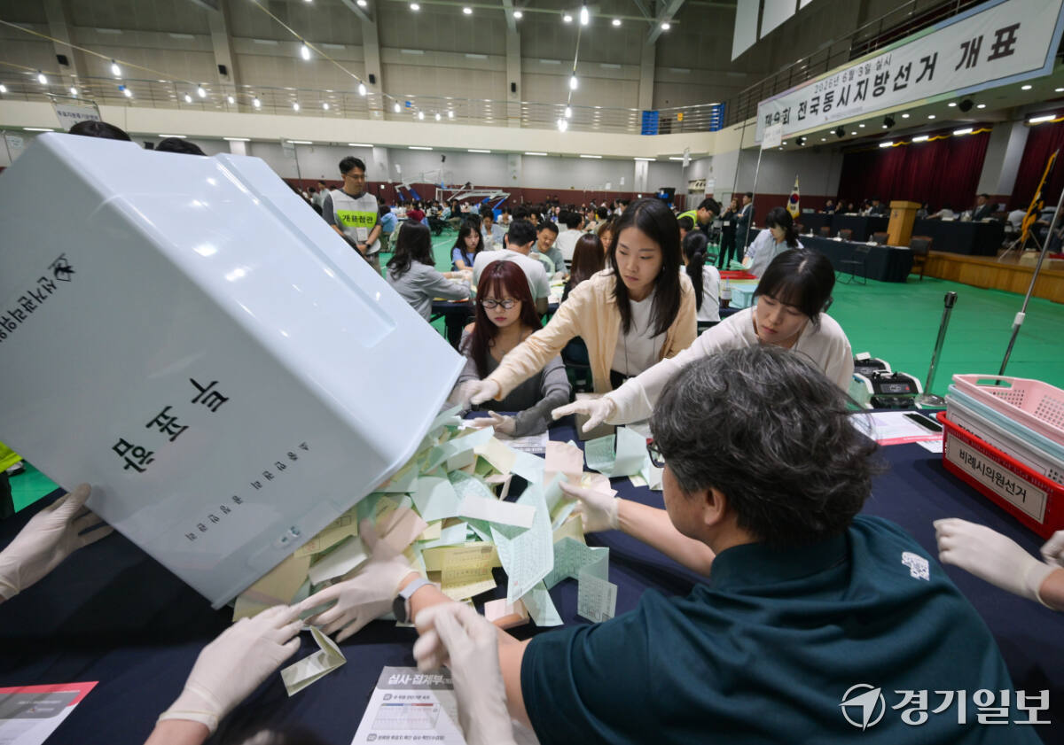 제9회 전국동시지방선거일인 3일 수원특례시 장안구 보훈재활체육센타 체육관에서 개표사무원들이 개표작업을 하고 있다. 윤원규기자