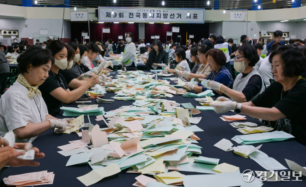 제9회 전국동시지방선거일인 3일 수원특례시 장안구 보훈재활체육센타 체육관에서 개표사무원들이 개표작업을 하고 있다. 윤원규기자