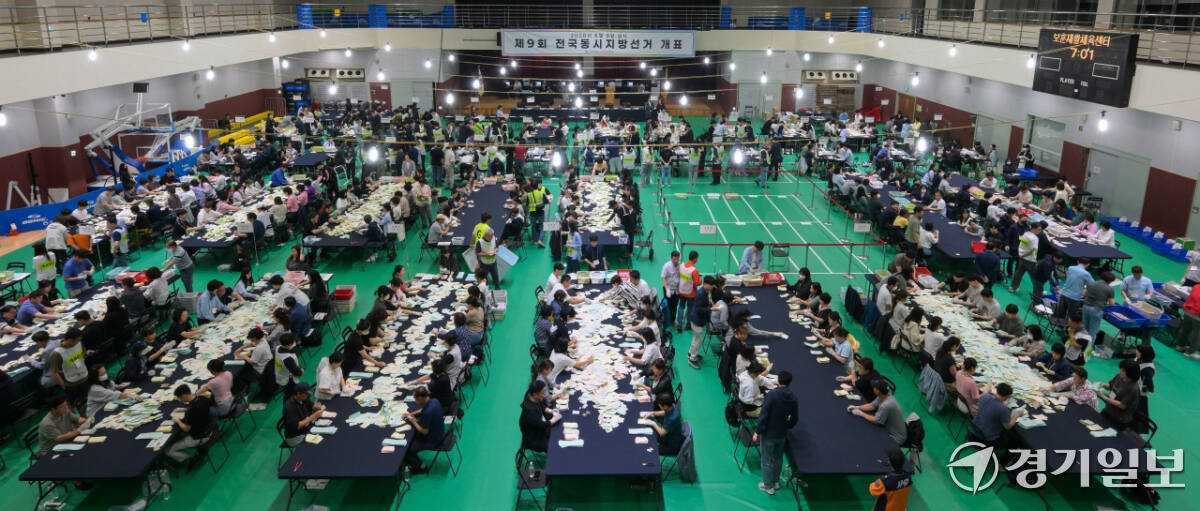 제9회 전국동시지방선거일인 3일 수원특례시 장안구 보훈재활체육센타 체육관에서 개표사무원들이 개표작업을 하고 있다. 윤원규기자
