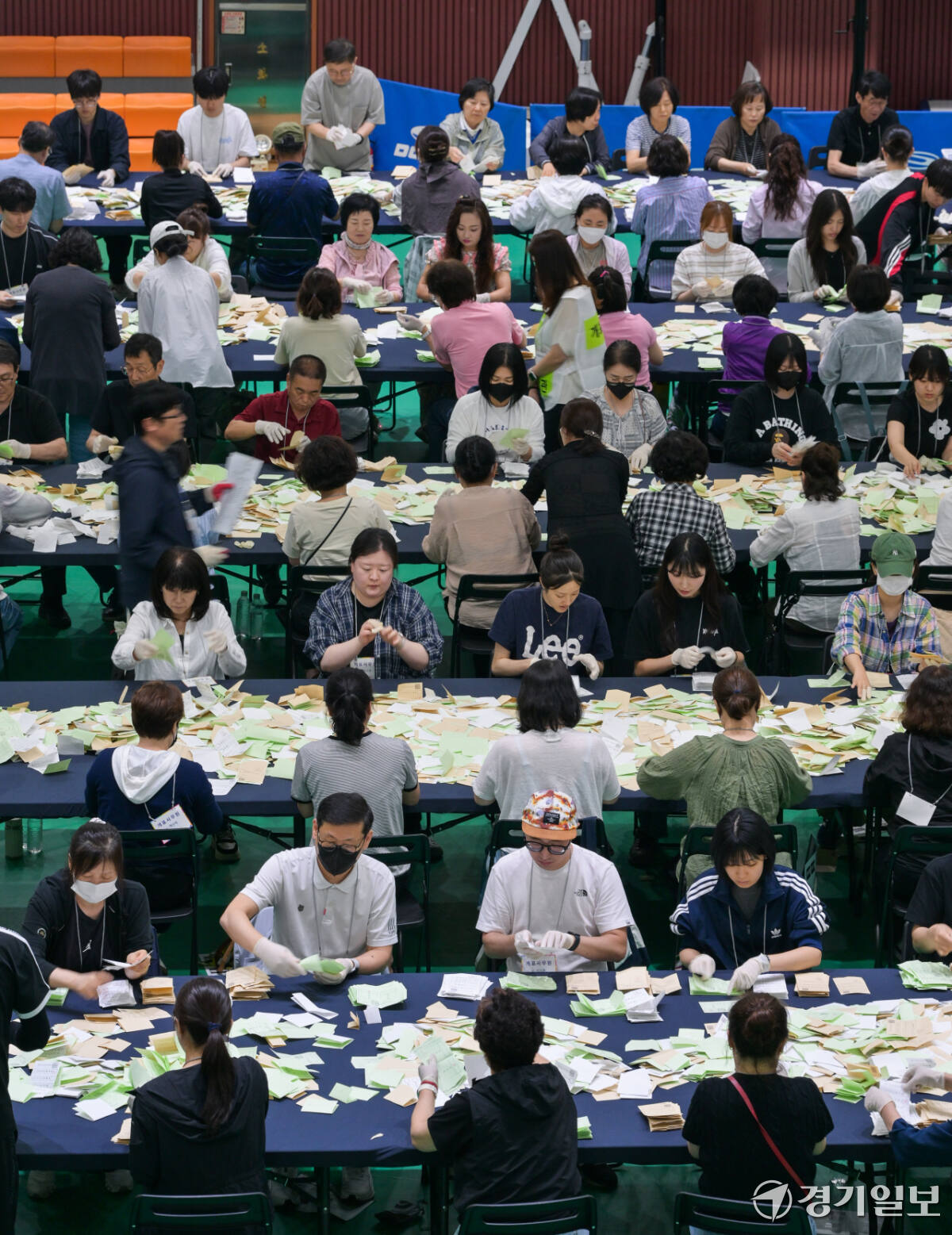 제9회 전국동시지방선거일인 3일 수원특례시 장안구 보훈재활체육센타 체육관에서 개표사무원들이 개표작업을 하고 있다. 윤원규기자