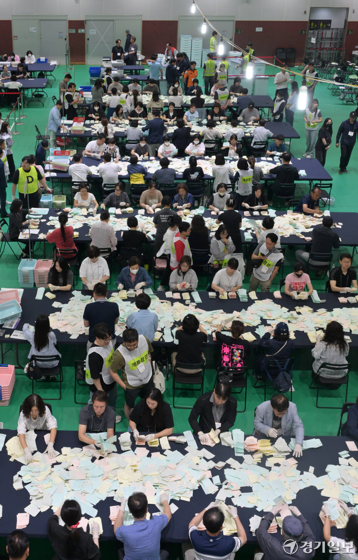 제9회 전국동시지방선거일인 3일 수원특례시 장안구 보훈재활체육센타 체육관에서 개표사무원들이 개표작업을 하고 있다. 윤원규기자