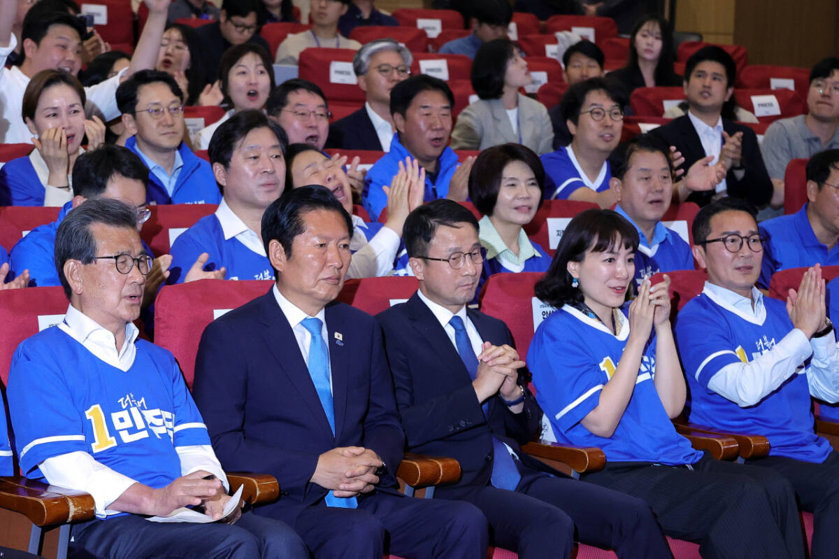 더불어민주당 정청래 총괄상임선거대책위원장과 한병도 공동상임선대위원장, 이시종 공동상임선대위원장이 3일 국회 의원회관에 마련한 제9회 전국동시지방선거·국회의원 재보궐선거 개표상황실에서 출구조사 결과를 차분하게 지켜보고 있다. 연합뉴스