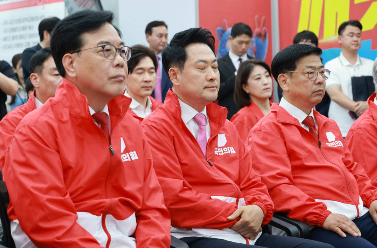 국민의힘 장동혁 상임선거대책위원장(가운데)이 3일 서울 여의도 국민의힘 중앙당사에 마련된 국민의힘 개표상황실에서 제9회 전국동시지방선거 개표방송 출구조사 결과를 시청하며 생각에 잠겨있다. 연합뉴스