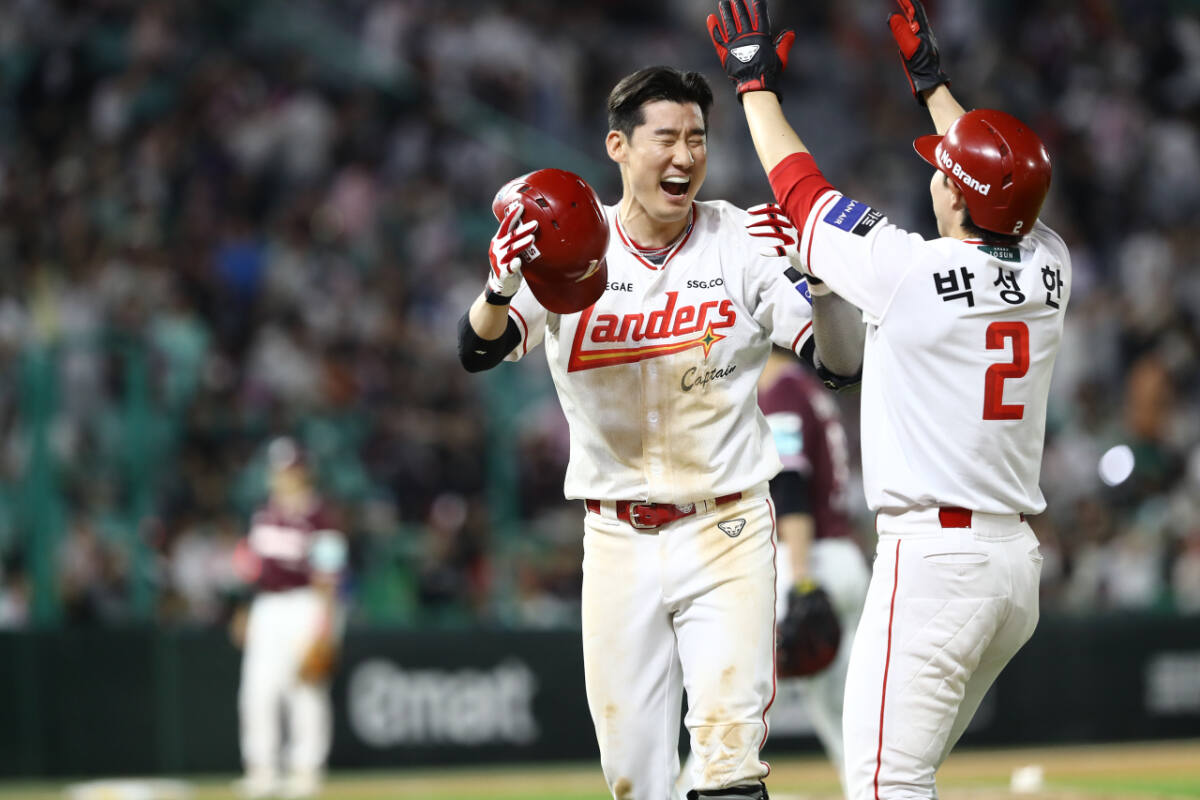 SSG의 오태곤이 3일 인천 SSG랜더스필드에서 열린 2026 KBO리그 키움 히어로즈전에서 9회말 끝내기 희생플라이를 기록한 뒤 기뻐하고 있다. SSG 제공