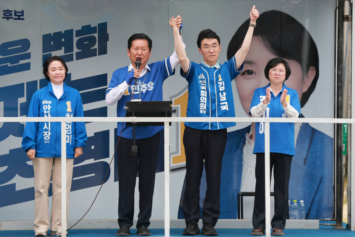 더불어민주당 정청래 총괄상임선거대책위원장이 27일 경기 안산시 상록수역 앞에서 민주당 김남국 경기 안산갑 국회의원 보궐선거 후보, 천영미 안산시장 후보에 대한 지지를 호소하고 있다. 연합뉴스