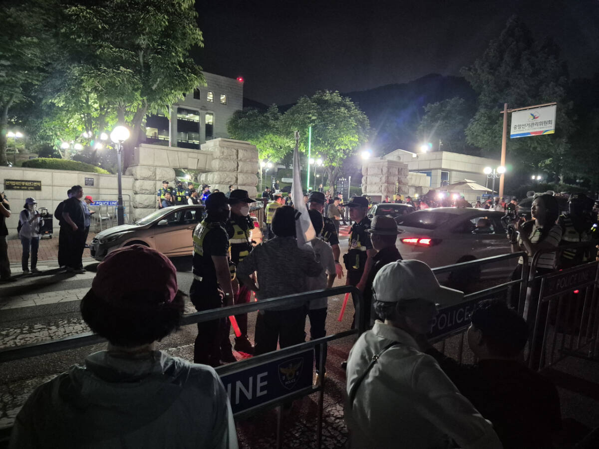 3일 오후 중앙선거관리위원회 인근에서 진행된 집회에서 참여자와 경찰이 마찰을 빚고 있다. 김도균기자