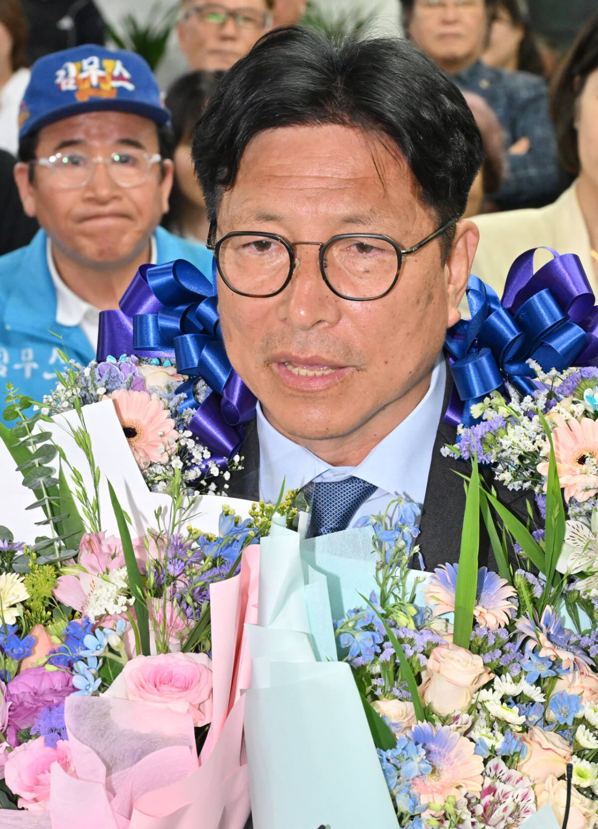 도성훈 인천시교육감 후보와 부인 김인숙 씨가 4일 인천시 미추홀구 선거사무소에서 당선이 확실시되자 지지자들의 축하를 받으며 활짝 웃고 있다. 조병석 기자