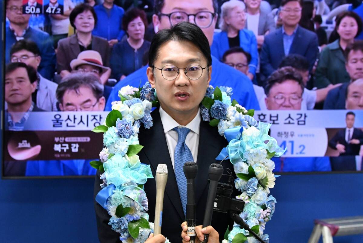 더불어민주당 김남준 인천 계양을 보궐선거 후보가 4일 인천시 계양구 선거캠프에서 당선이 확실시되자 취재진과 인터뷰를 하고 있다. 조병석기자